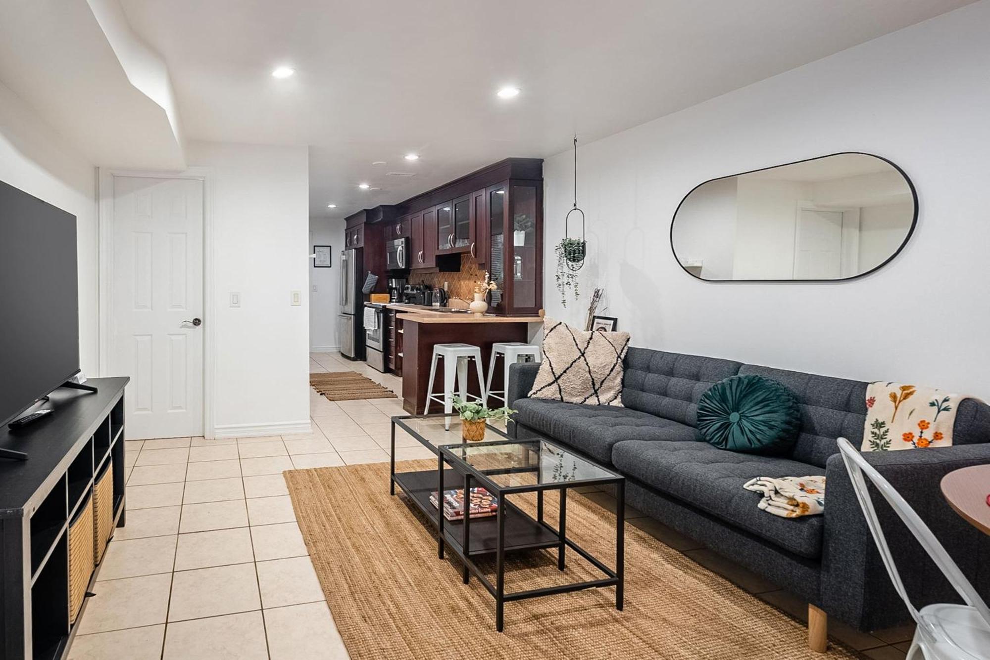 Basement Suite With Private Patio In Davenport โตรอนโต ภายนอก รูปภาพ